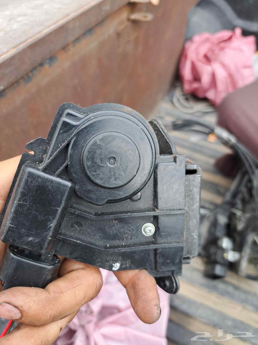 قفل شنطه خلفي لندكروزر من مديل 2008 الى 201564609286790529110