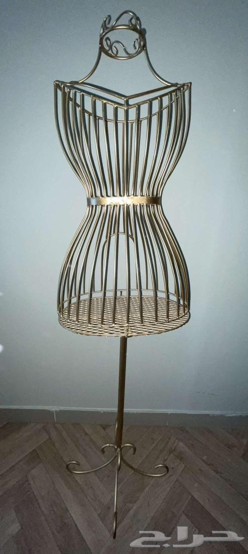 Half-body mannequin with one golden design and the other an iron shelf stand64448766791426111
