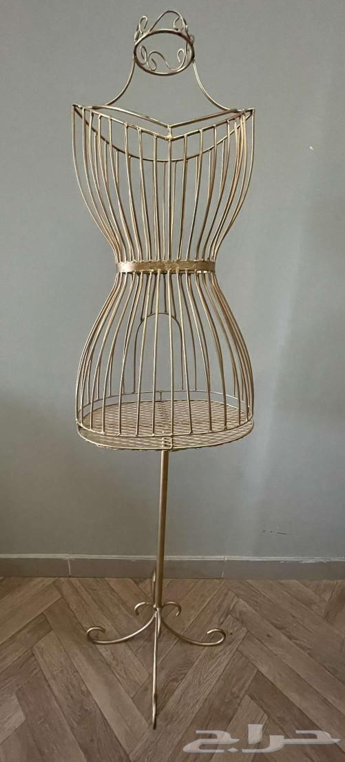 Half-body mannequin with one golden design and the other an iron shelf stand64448766791426113