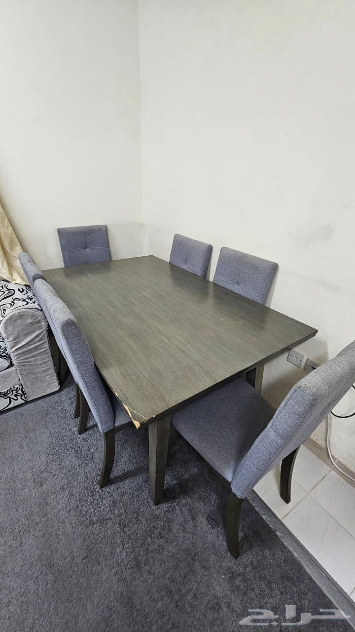 Dining table with 6 chairs in near-used condition64443452888195110