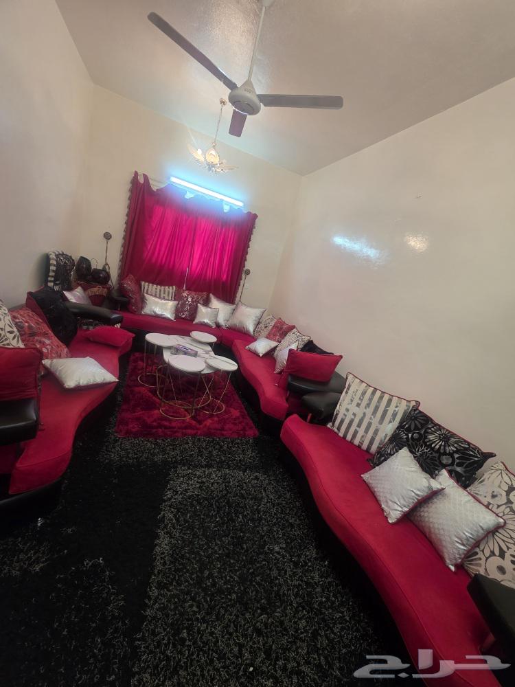 Sofa in good condition, red carpet, star, 2 phase64445797900803112