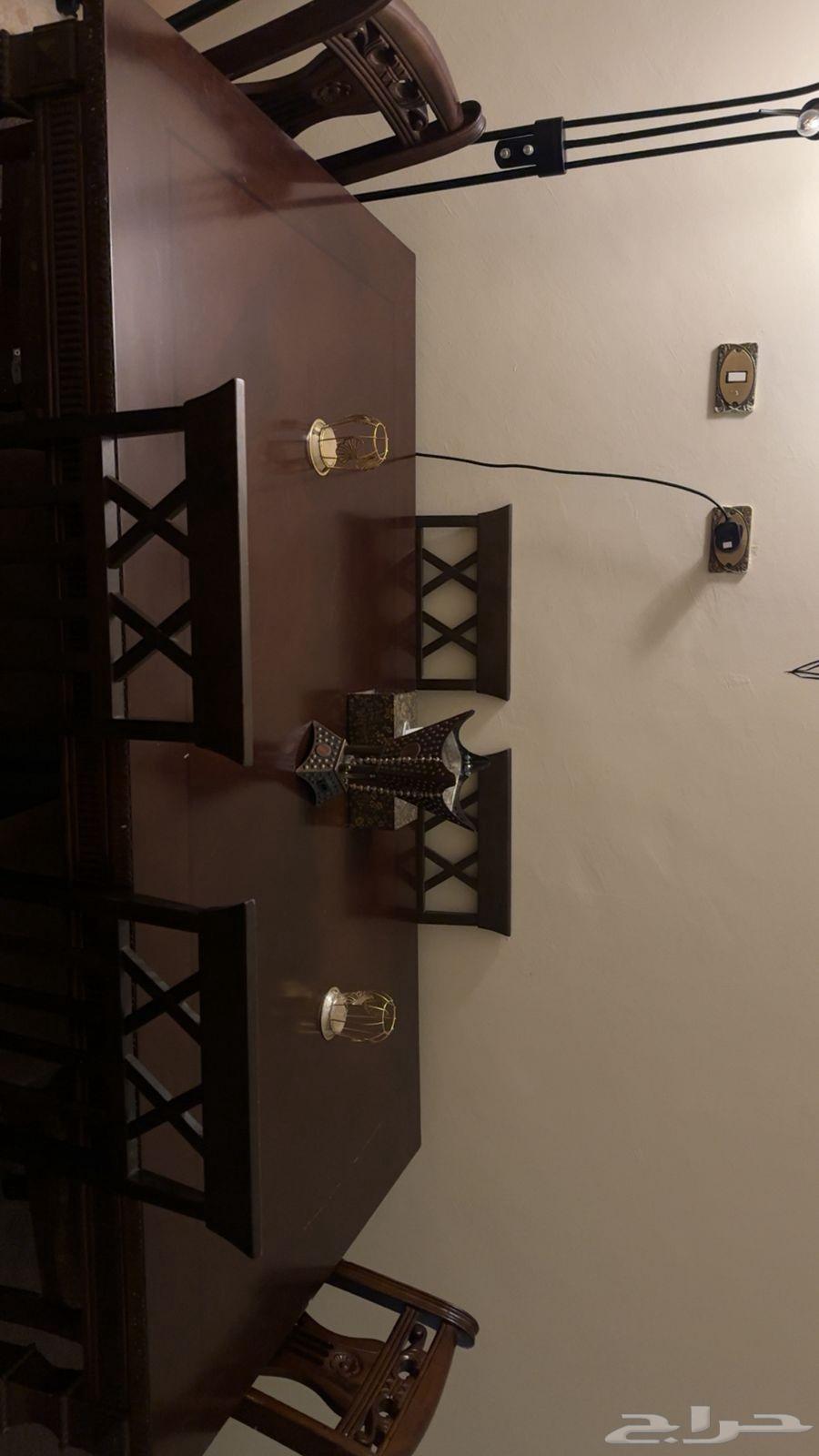 طاوله سفره مع 6 كراسي خشب بحاله ممتازه سبب البيع السفر64449571279490110