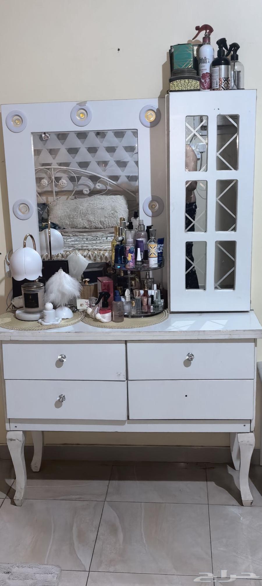 سرير كبير من إيكيا مع تسريحه وكومدينه عدد 2 ودولاب كبير64436789743617112