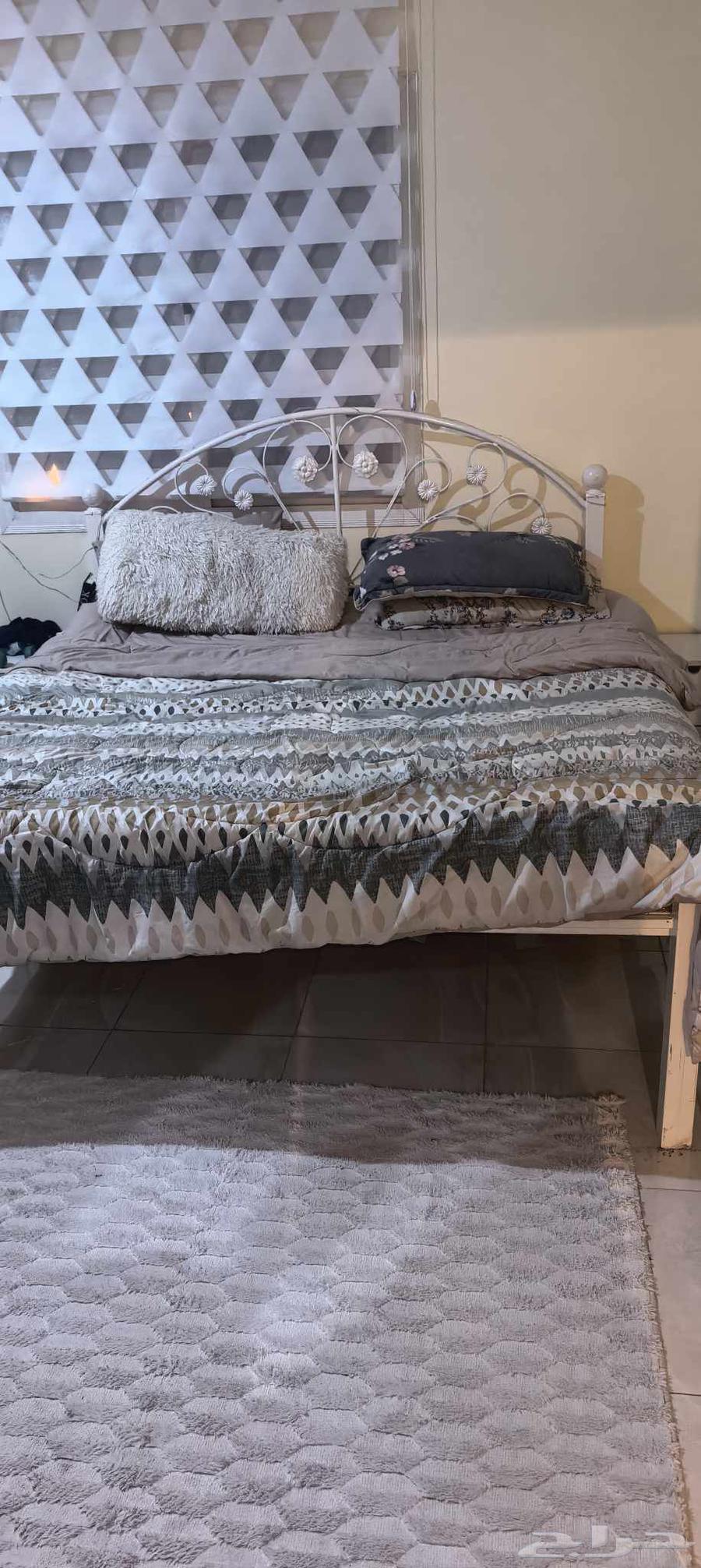 سرير كبير من إيكيا مع تسريحه وكومدينه عدد 2 ودولاب كبير64436789743617110