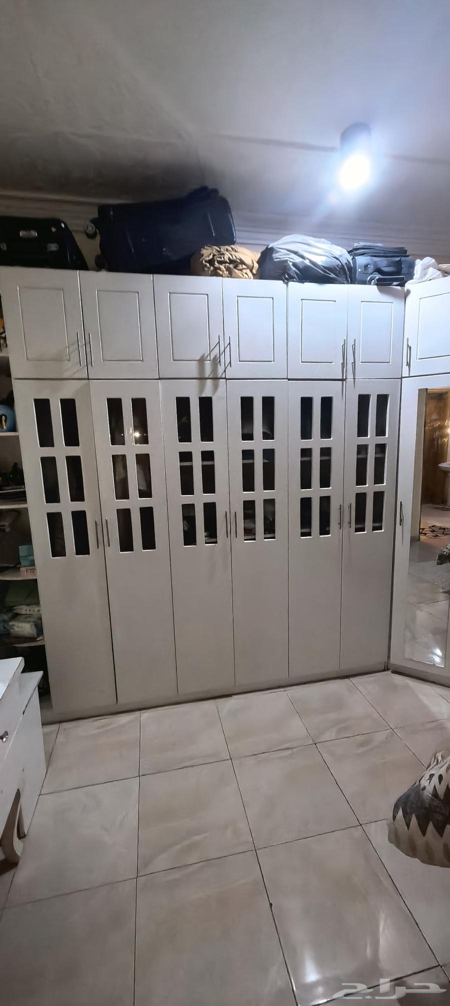 سرير كبير من إيكيا مع تسريحه وكومدينه عدد 2 ودولاب كبير64436789743617111