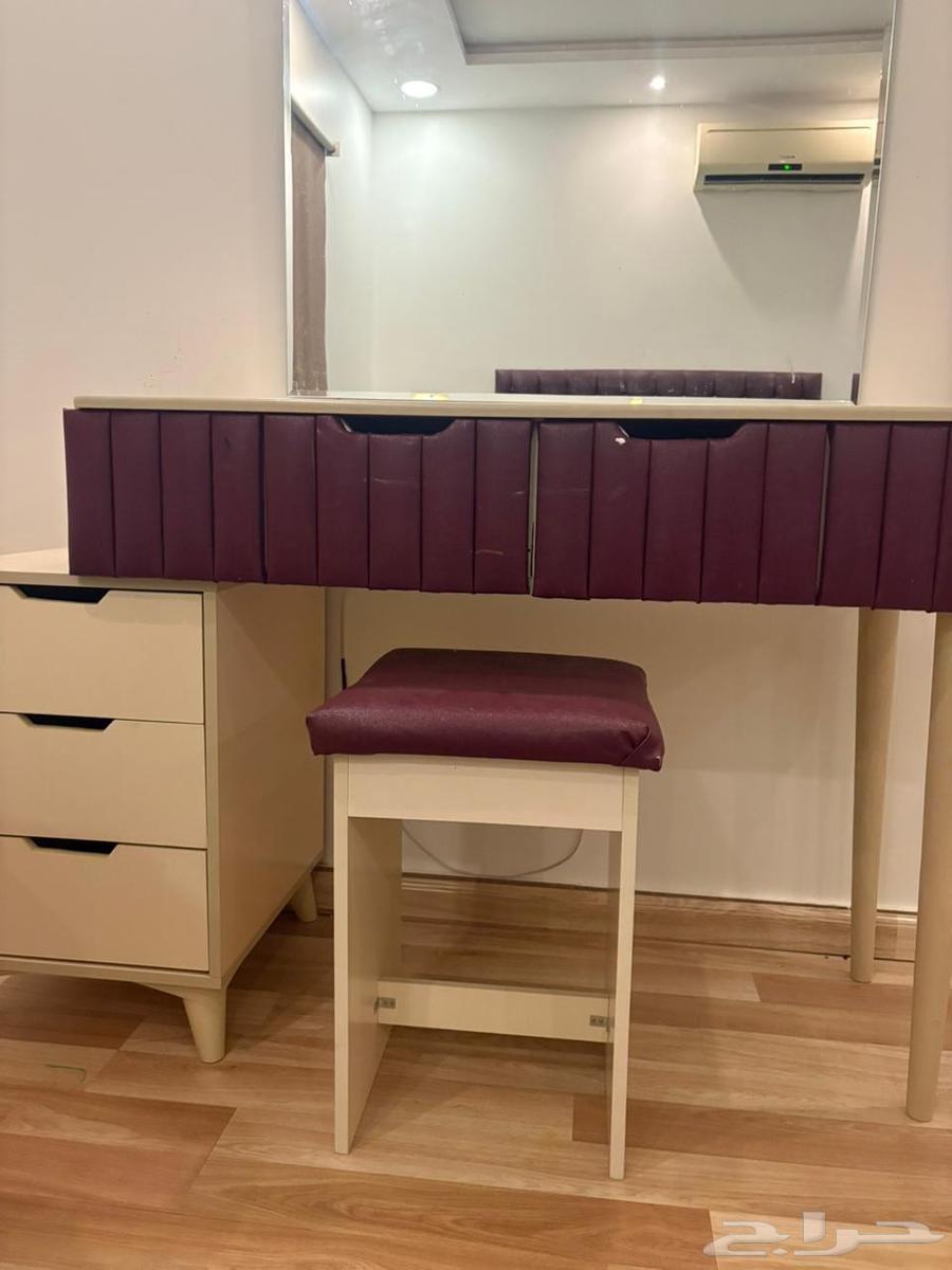 Mahogany-colored set with table, chair, and mirror64445811383938111