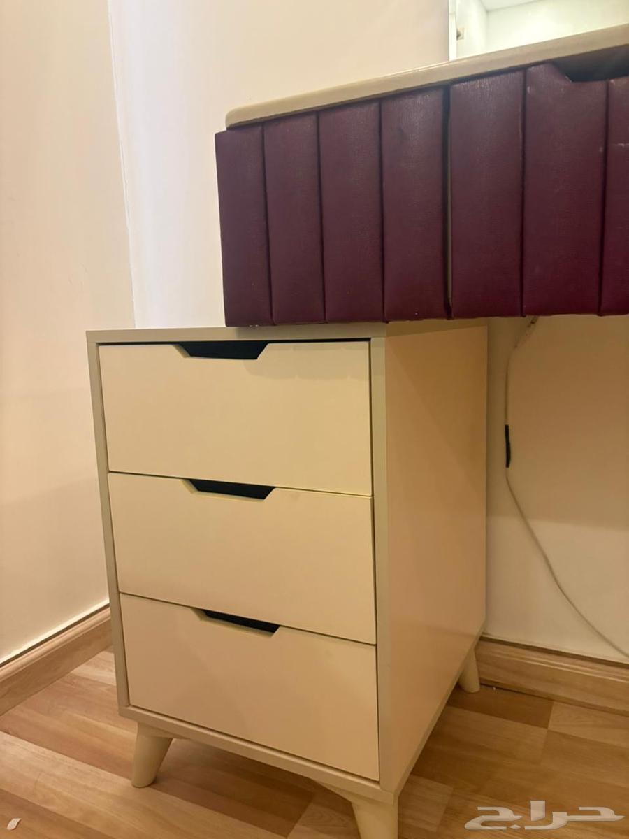 Mahogany-colored set with table, chair, and mirror64445811383938113