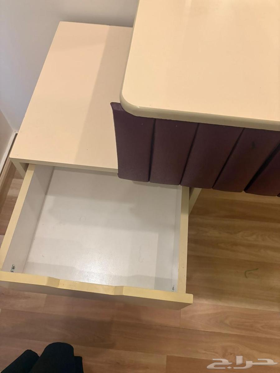 Mahogany-colored set with table, chair, and mirror64445811383938114