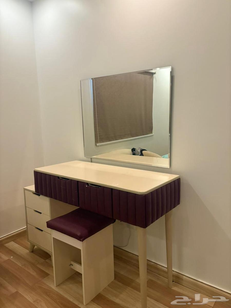 Mahogany-colored set with table, chair, and mirror64445811383938110