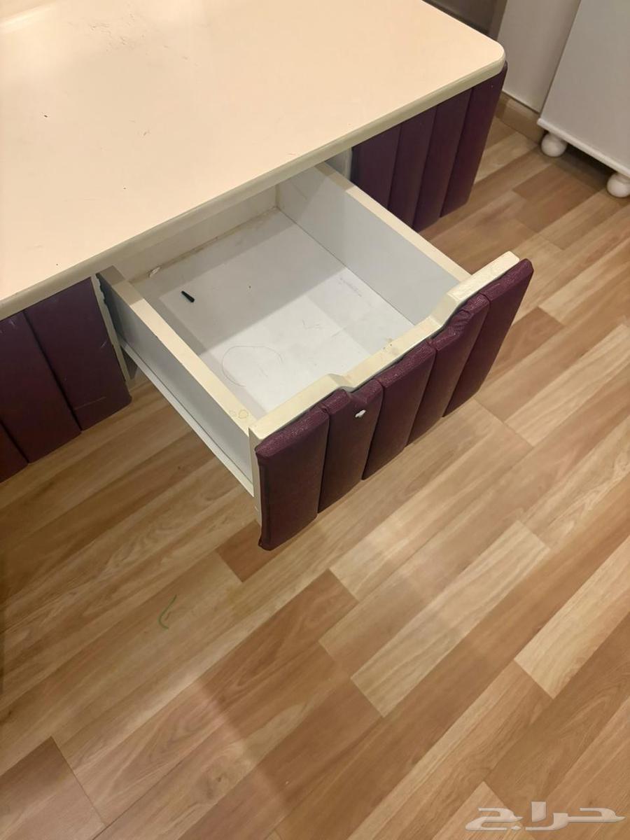 Mahogany-colored set with table, chair, and mirror64445811383938112