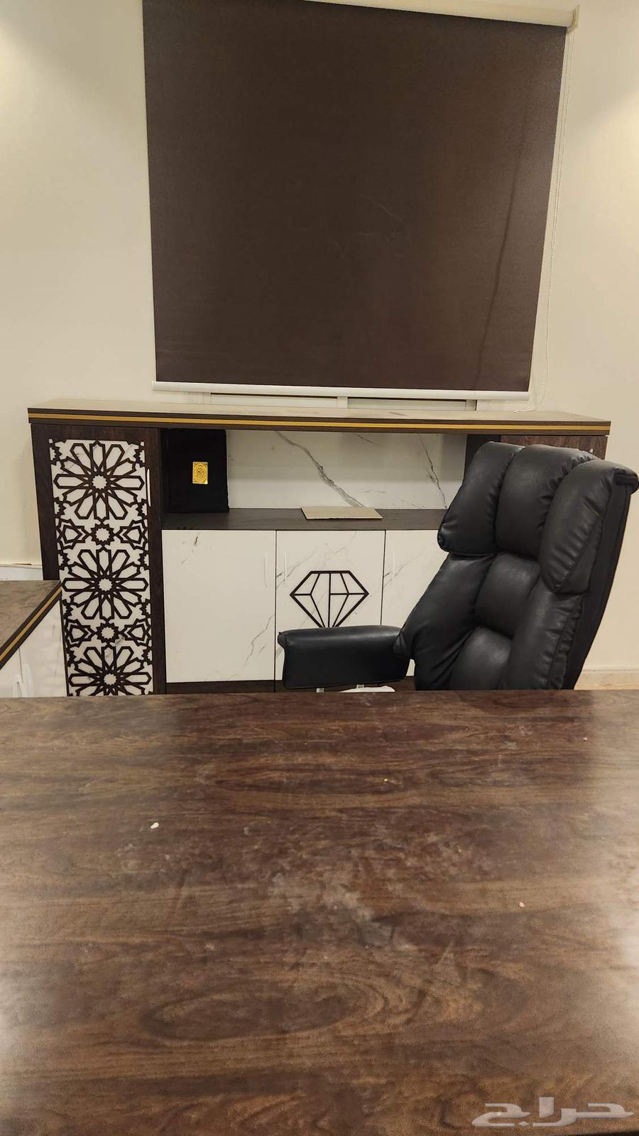 Luxurious lightly used office desk, like new64453696514947113