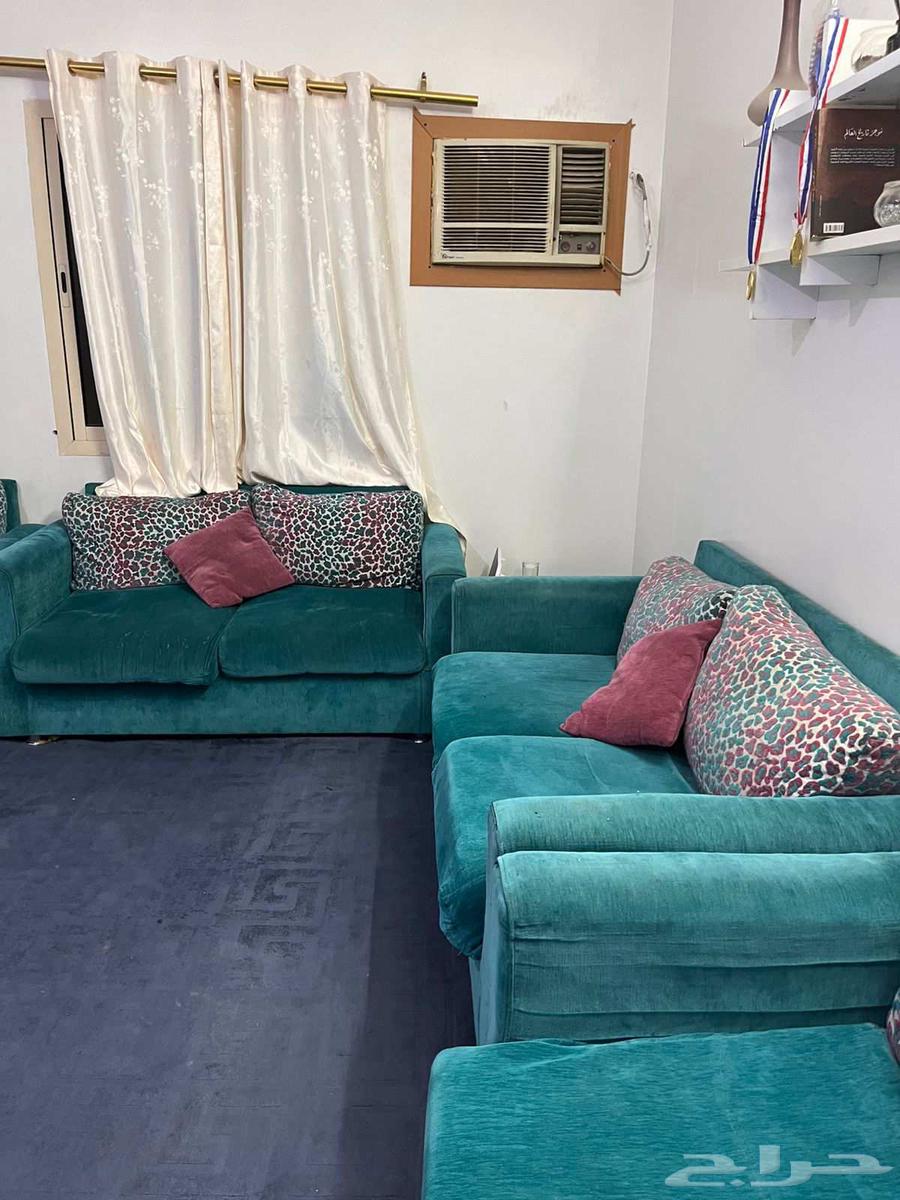 Living room set with 3 sofas and 2 chairs in good condition, with floor carpet for 500 SAR64450158574851111