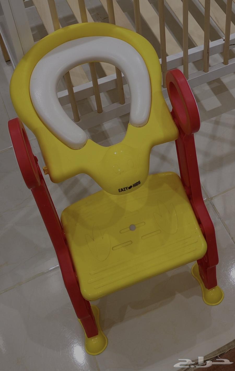 سرير طفل و طاولة حفائض و كرسي نقال و سلم لقضاء حاجة الطفل64438982191363114