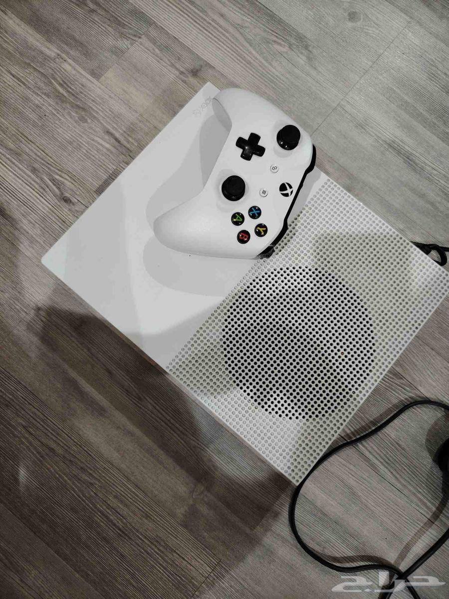 السلام عليكم اكس بوكس ون للبيع مع يد اصليه وسلك التشغيل فقط64454400353537110