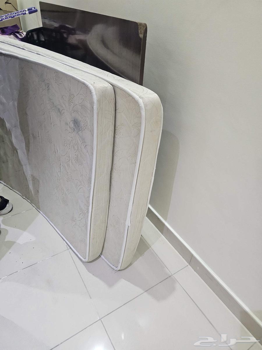 Single bed in very, very good condition with 2 mattresses, total 350 SAR64456476279426111