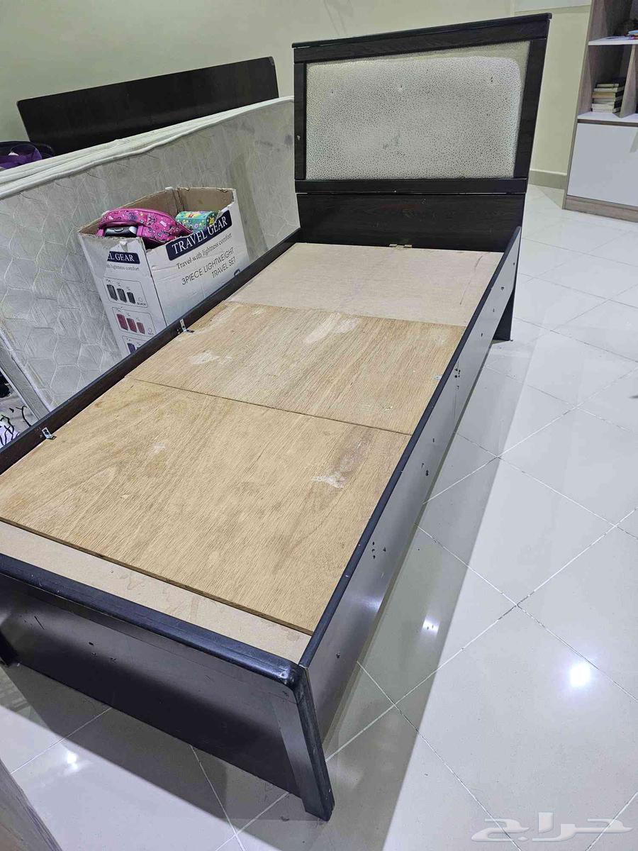 Single bed in very, very good condition with 2 mattresses, total 350 SAR64456476279426110