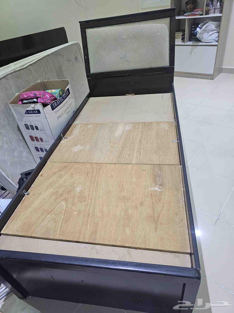 Single bed in very, very good condition with 2 mattresses, total 350 SAR64456476279426112