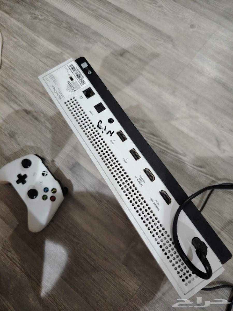 السلام عليكم اكس بوكس ون للبيع مع يد اصليه وسلك التشغيل فقط64454400353537111