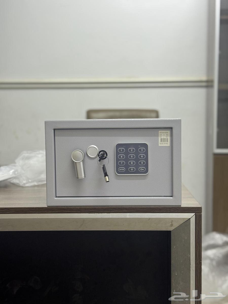 Hotel safe with key and password64450078129539112