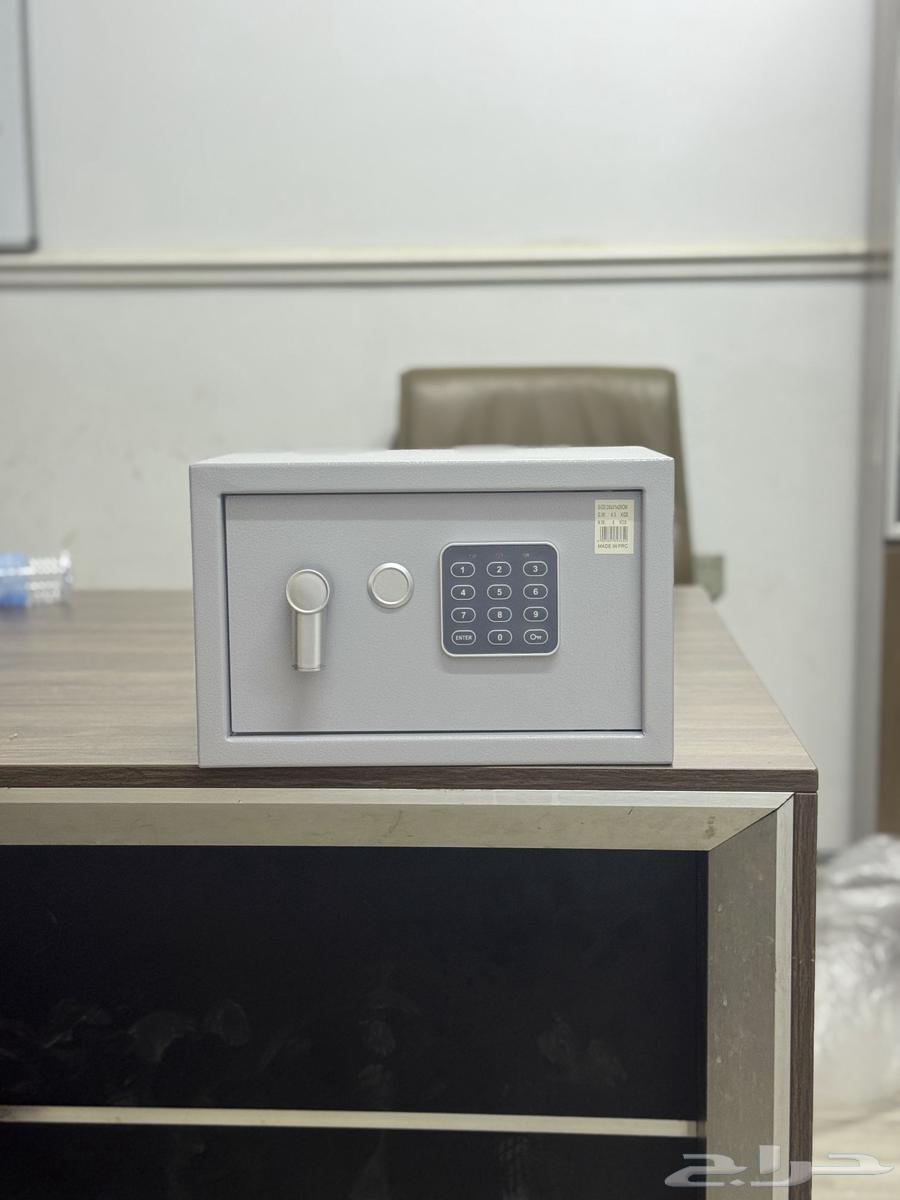 Hotel safe with key and password64450078129539110