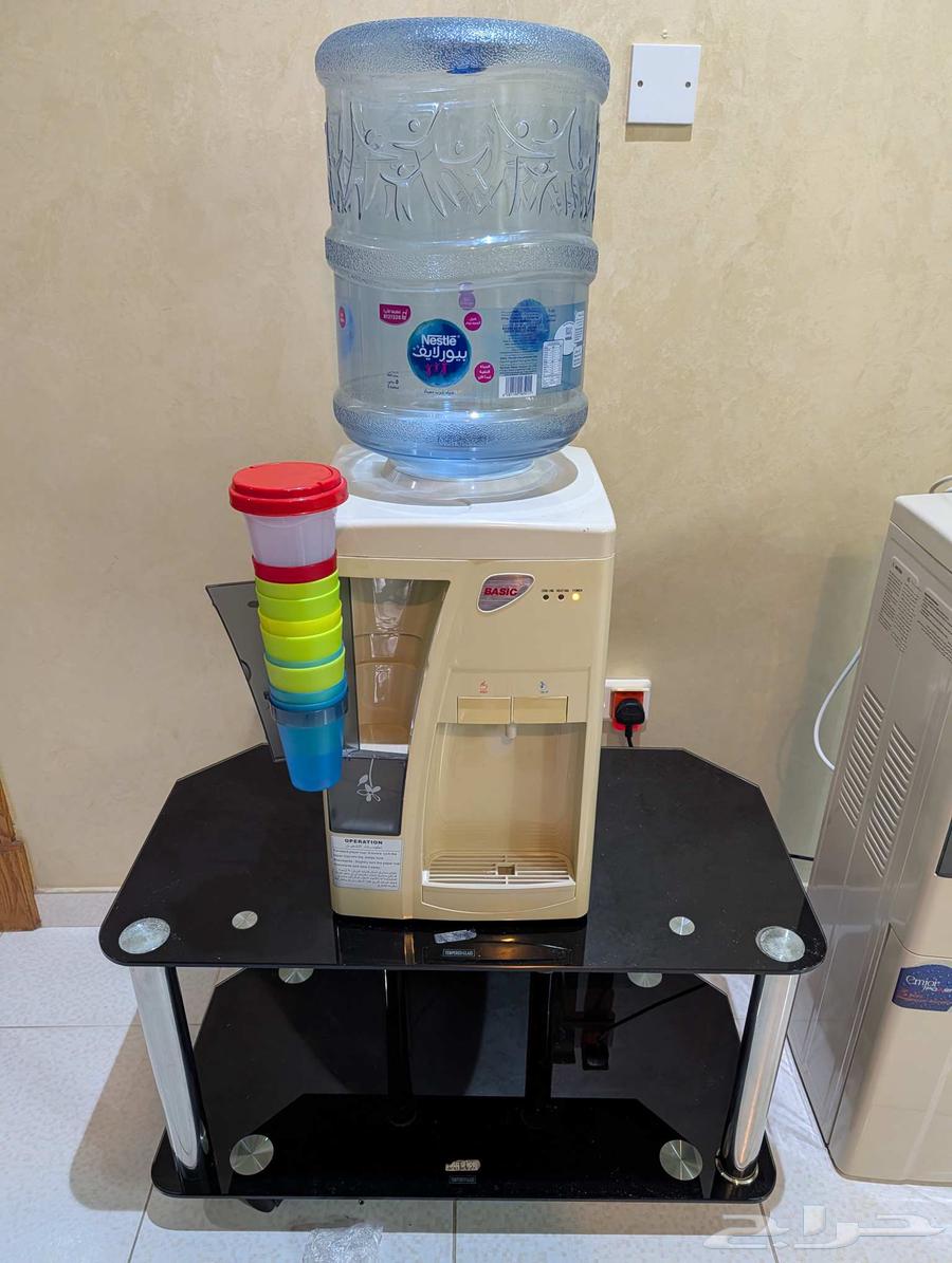 براد ماء و طاولة زجاج سوداء64456585592578111