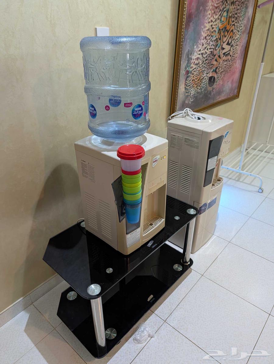 براد ماء و طاولة زجاج سوداء64456585592578110