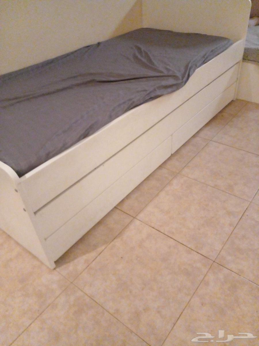 Double bed with two drawers, bought for 1400 a year and two months ago, price negotiable64452225006210113