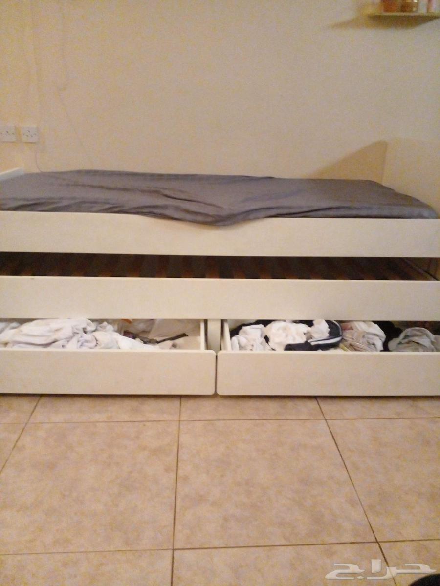 Double bed with two drawers, bought for 1400 a year and two months ago, price negotiable64452225006210111