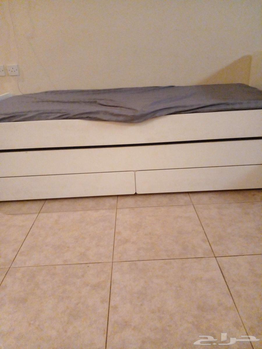 Double bed with two drawers, bought for 1400 a year and two months ago, price negotiable64452225006210112