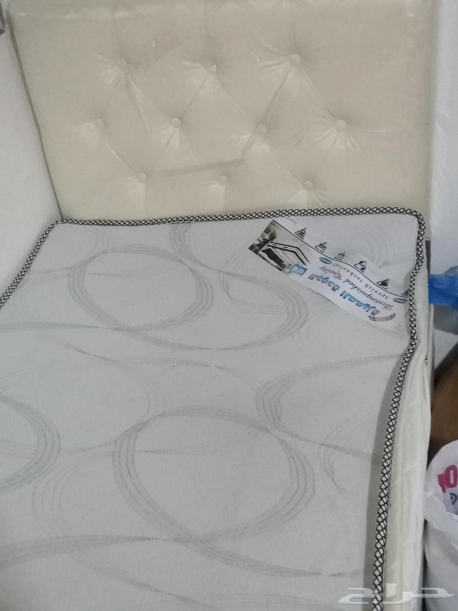 سرير سنقل جديد جدا ومعه اثنين فرش جداد بسعر 150ريال نهائي64454427388673112