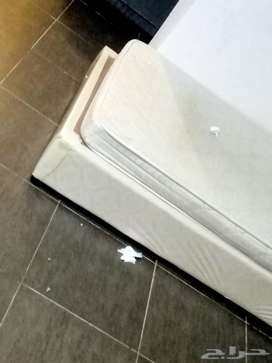 سرير سنقل جديد جدا ومعه اثنين فرش جداد بسعر 150ريال نهائي64454427388673110