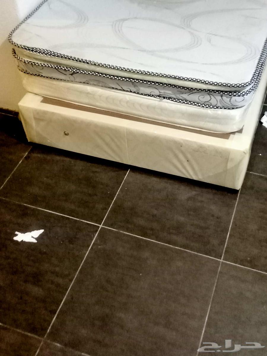 سرير سنقل جديد جدا ومعه اثنين فرش جداد بسعر 150ريال نهائي64454427388673111