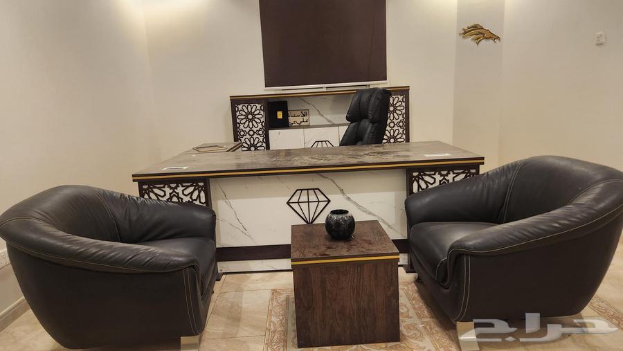 Luxurious lightly used office desk, like new64453696514947110