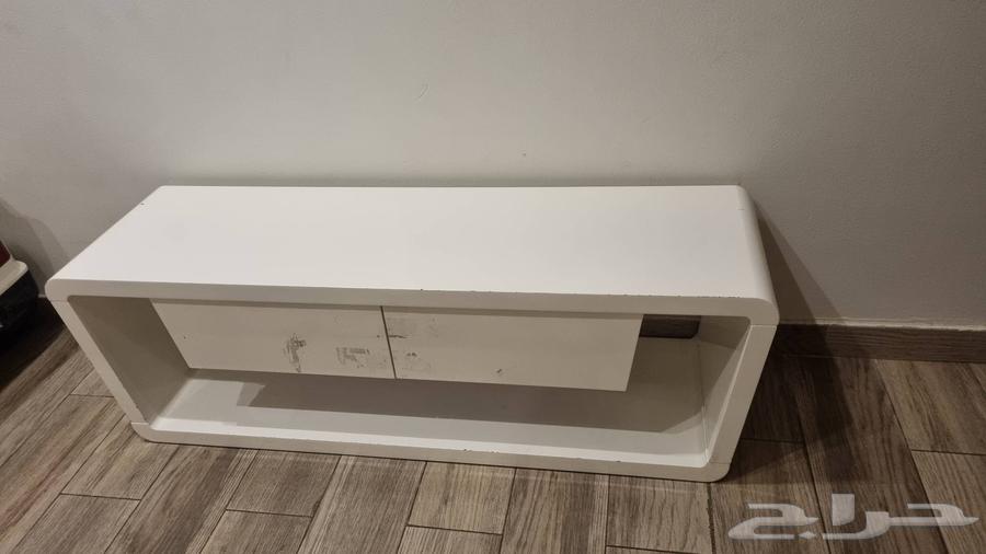 طاولة تلفزيون لون ابيض64456365412611110