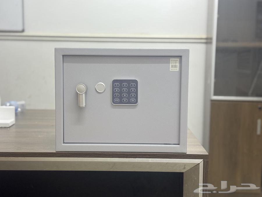 Hotel safe with key and password64450078129539114
