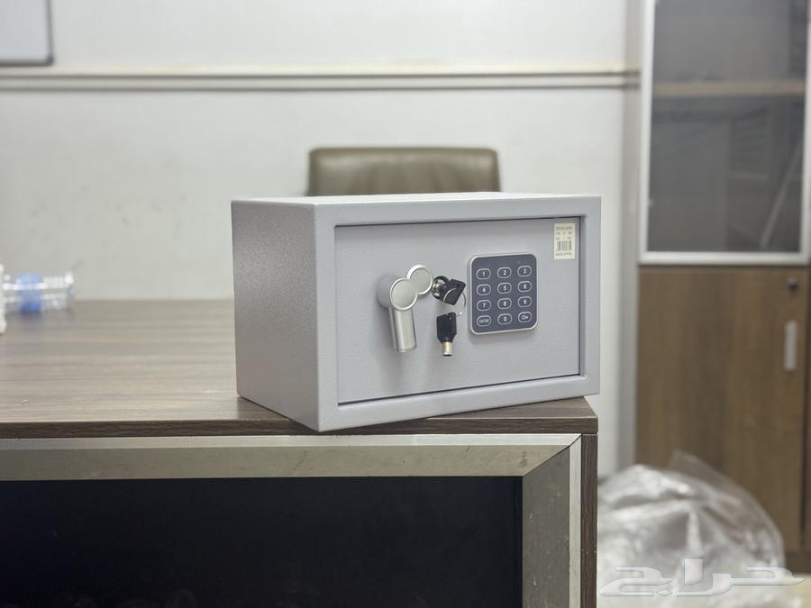 Hotel safe with key and password64450078129539111