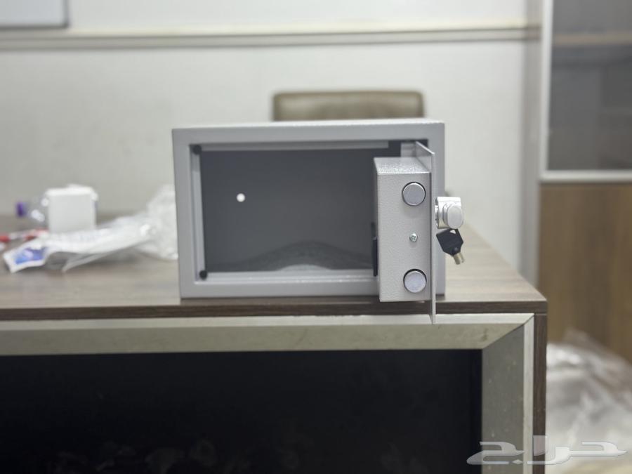 Hotel safe with key and password64450078129539113