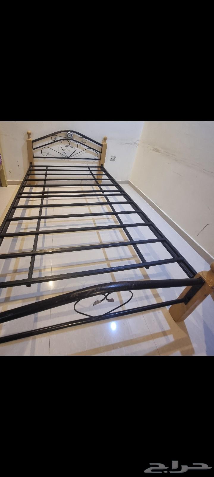سرير نفر كبير ..نوعه حديد ب200ريال سبب البيع سفر المالك64452522708482110
