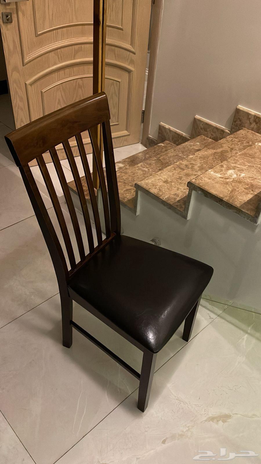 Clean, sturdy computer table with no cracks and a semi-new chair64455700400770110