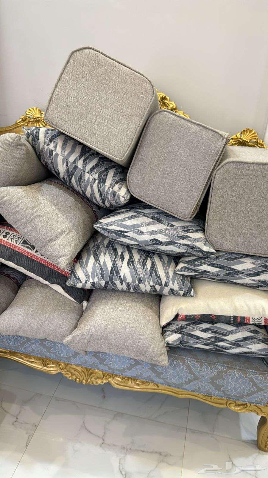 Semi-new sofa, bought for approximately 5000 riyals in the attached room.64453297946242114