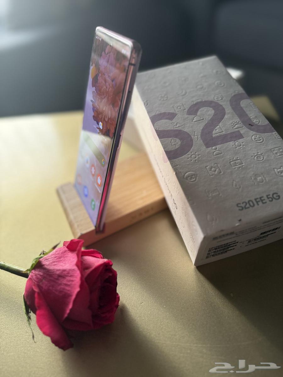 Samsung S20 FE phone in clean condition with original box64463047144193110