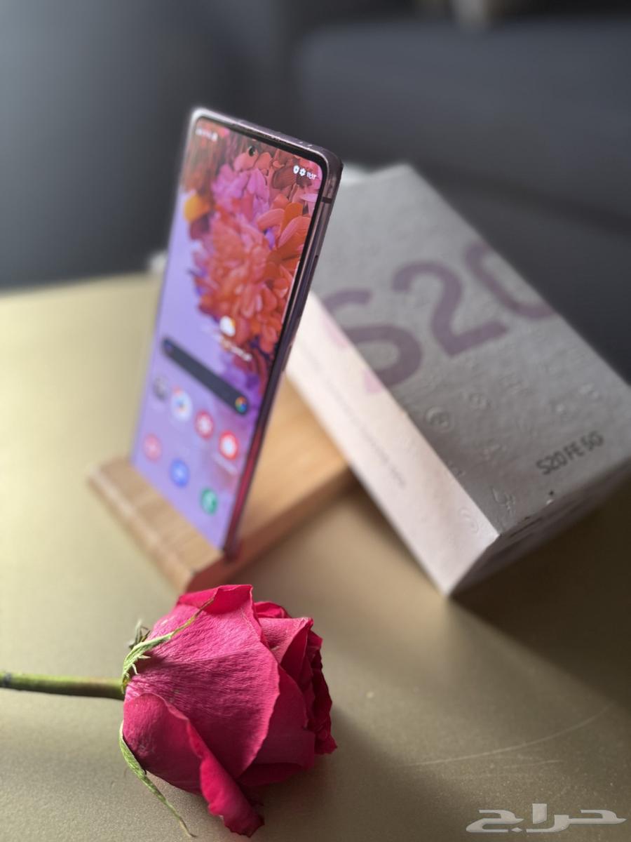 Samsung S20 FE phone in clean condition with original box64463047144193111