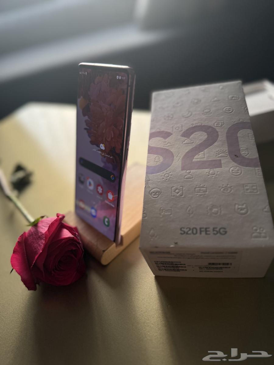 Samsung S20 FE phone in clean condition with original box64463047144193112