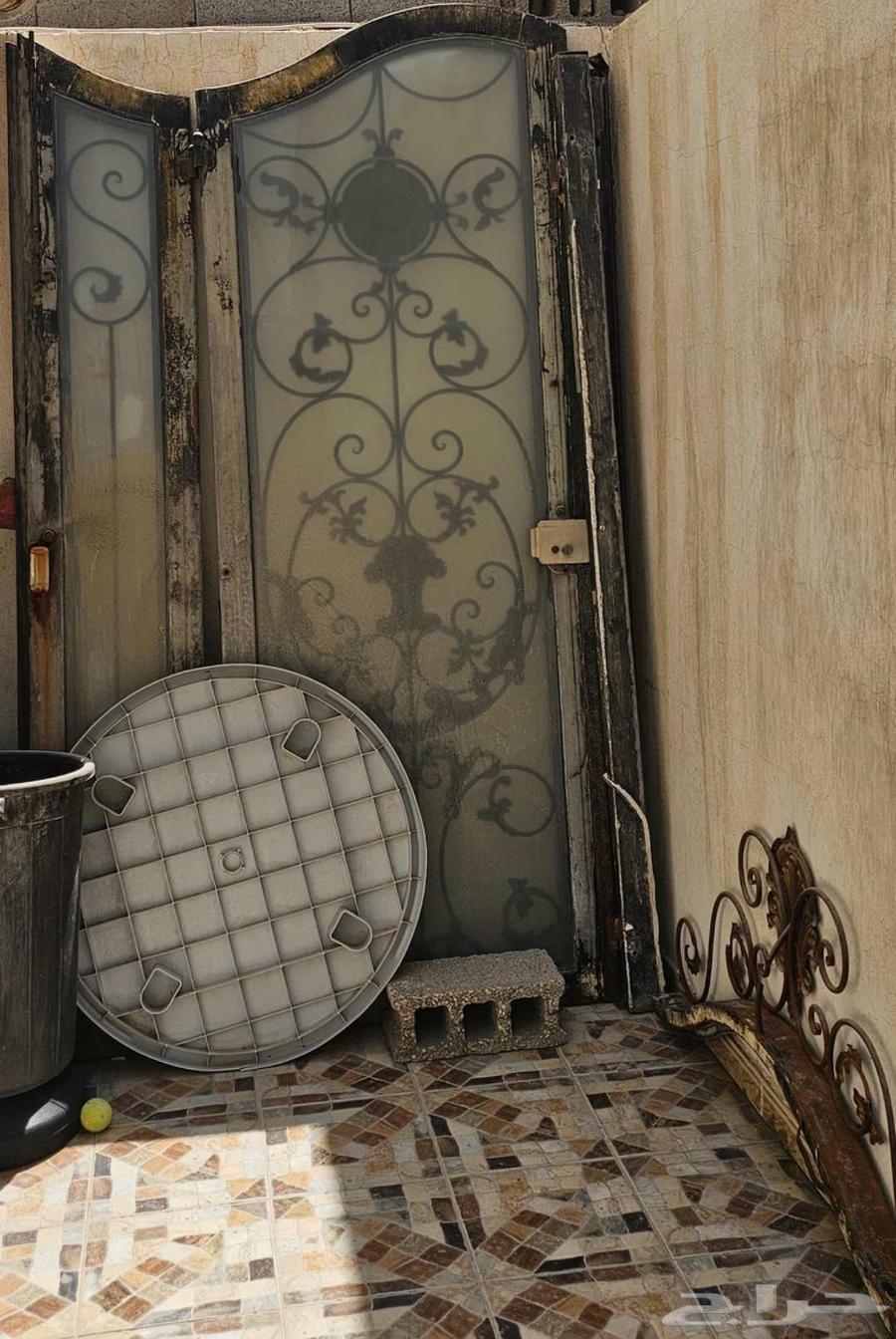 باب حديد  طاولة خشب  خشبيات64458781018370110