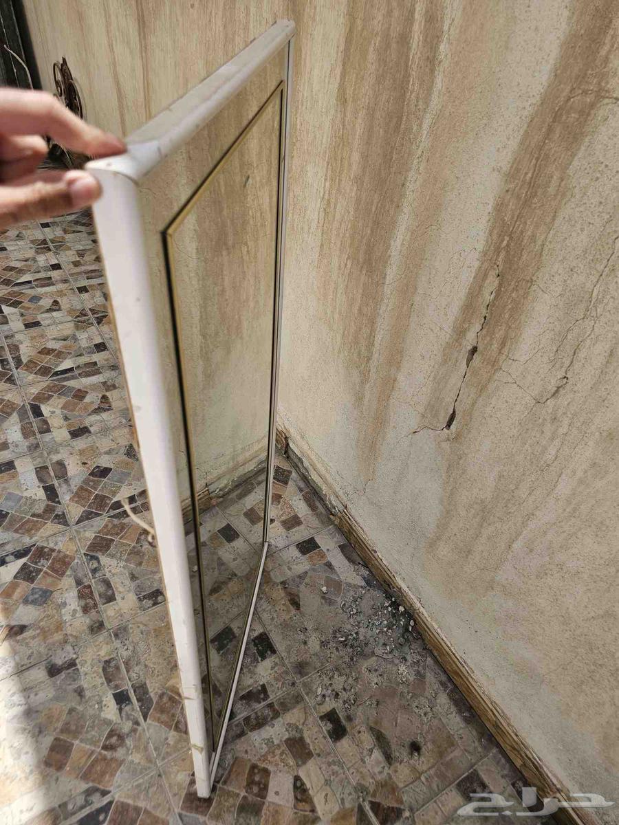 باب حديد  طاولة خشب  خشبيات64458781018370113