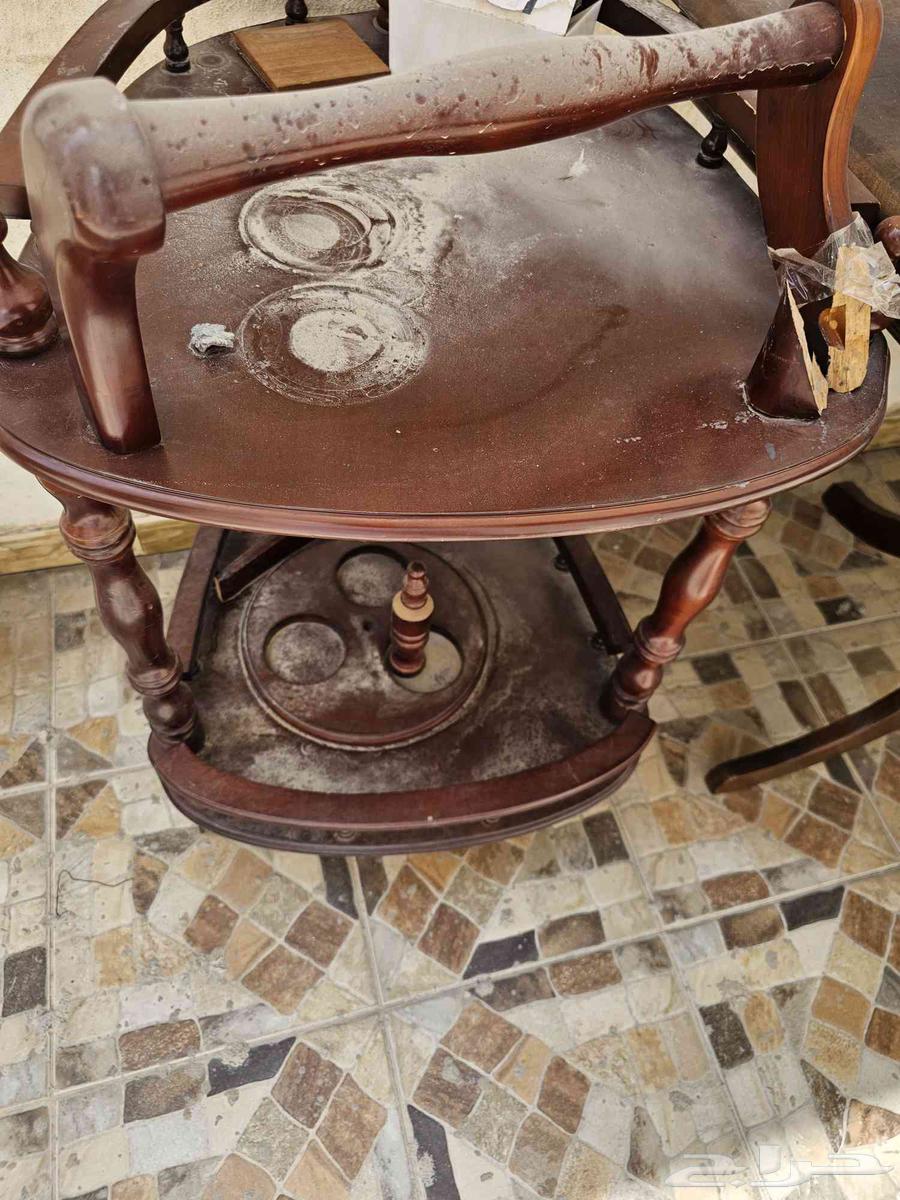 باب حديد  طاولة خشب  خشبيات64458781018370112