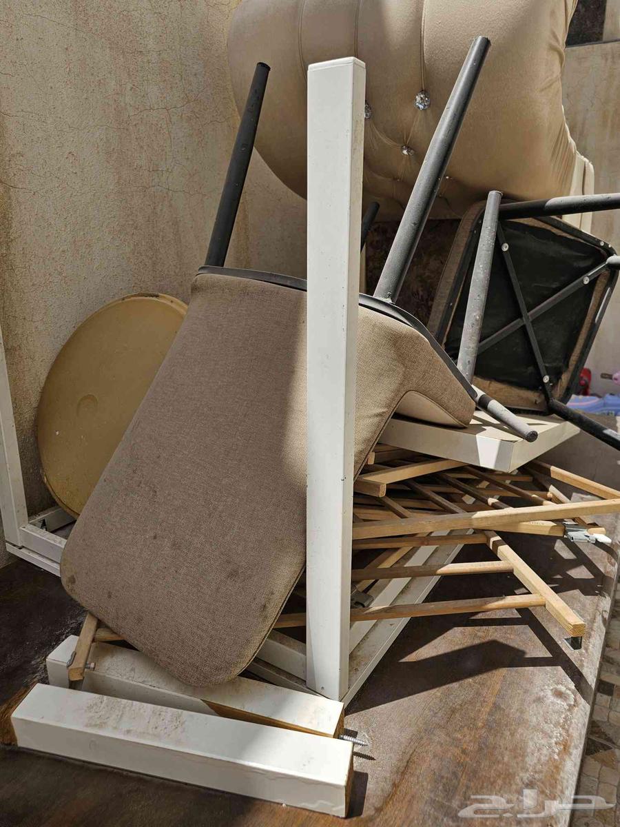 باب حديد  طاولة خشب  خشبيات64458781018370114