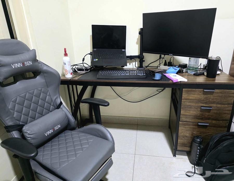 مكتب للبيع مع كرسي جيمنج مع الشاشة و الهولدر بتاع الشاشة64461416802433110