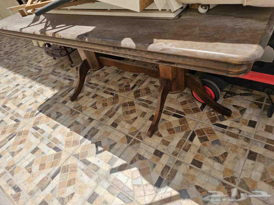 باب حديد  طاولة خشب  خشبيات64458781018370111