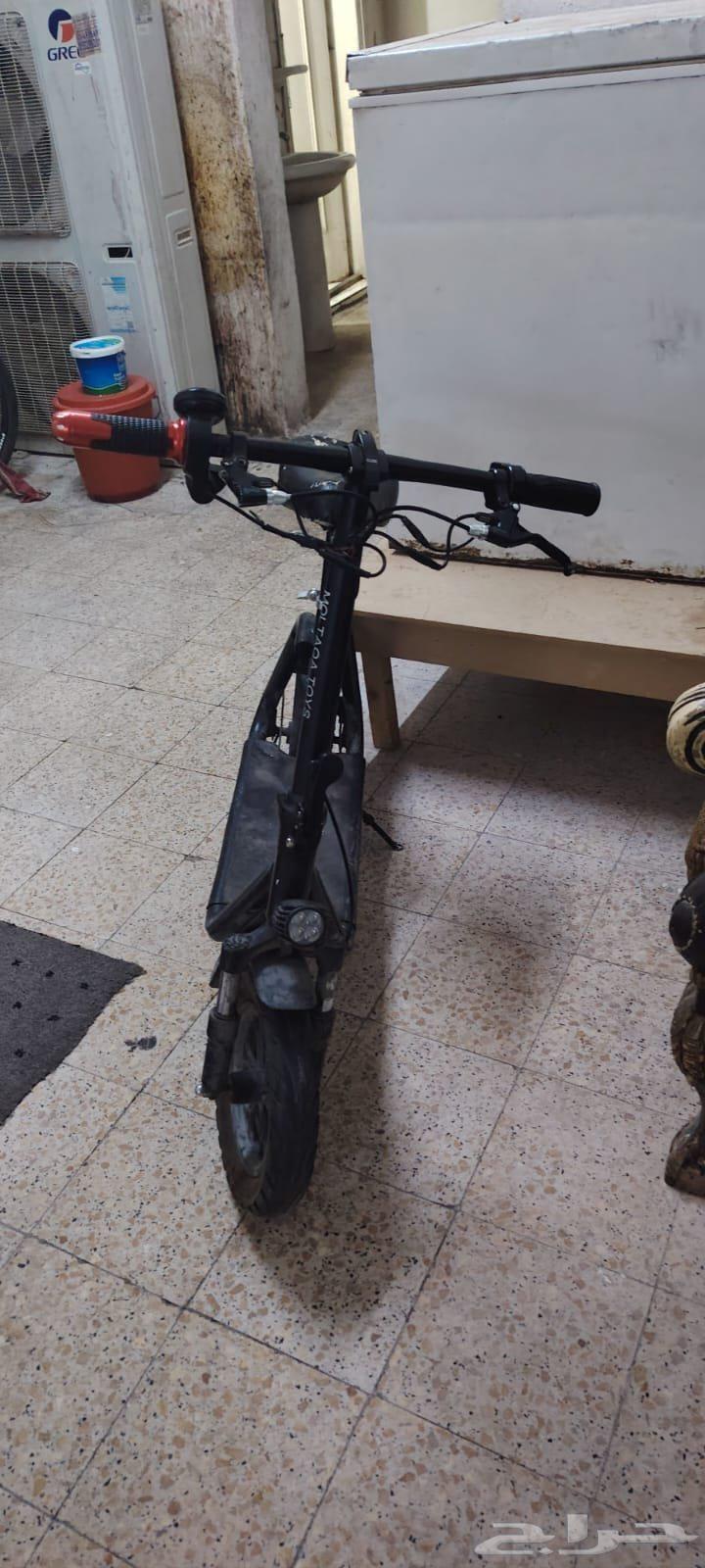 لسكوتر. خربنا البطاريه بس64460161163650111